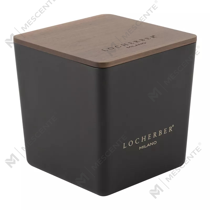 شمع معطر شیشه ای بزرگ دوستدار محیط زیست M&scent 2025 با درب چوبی آجری